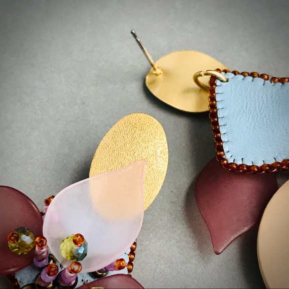 Floral earrings with wood pendant - Picture 12 of 14